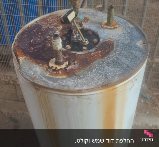 דוד שמש ישן עם חלודה וצינורות עליונים